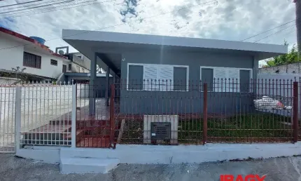 Casa com 2 quartos para alugar na Rua Santa Isabel, 87, Barreiros, São José por R$ 2.800