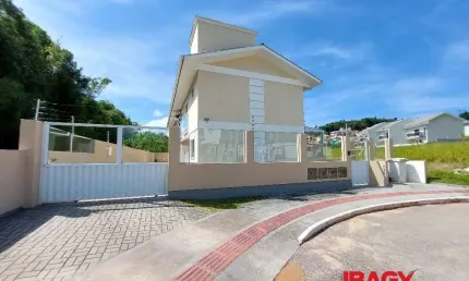 Casa com 3 quartos para alugar na Rua Marcelo Tadeu Morona, 52, Sertão do Maruim, São José, 84 m2 por R$ 2.700