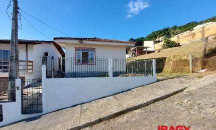 Casa com 2 quartos para alugar na Rua Angelina Fonseca Venozo, 59, Potecas, São José, 50 m2 por R$ 2.200