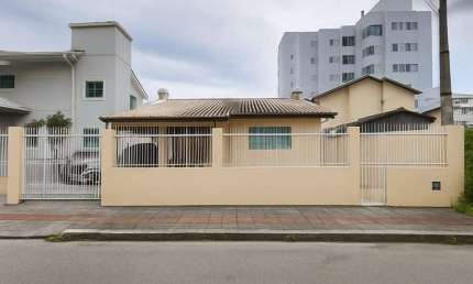 Casa com 3 quartos para alugar na Rua Turino, 27, Pagani, Palhoça por R$ 6.500