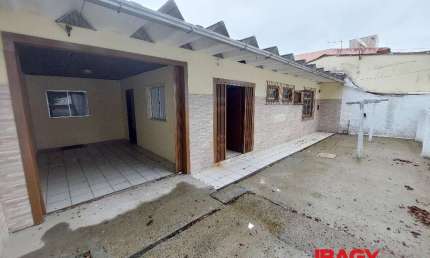 Casa com 3 quartos para alugar na Rua Antenor Valentin da Silva, 1051, Ipiranga, São José, 62 m2 por R$ 2.800