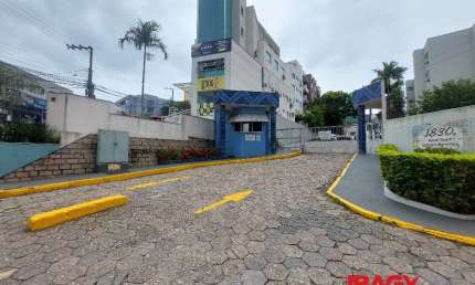 Apartamento com 2 quartos para alugar na Rua Lauro Linhares, 1830, Trindade, Florianópolis, 74 m2 por R$ 2.400