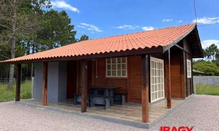 Casa com 2 quartos para alugar na Aderbal Ramos da Silva,  Rua Familia Rosa, 25, 1840, Pinheira, Palhoça, 62 m2 por R$ 1.800