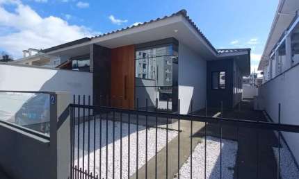 Casa com 3 quartos para alugar na Rua Valdir de Souza Pinheiro, 130, Nova Palhoça, Palhoça, 68 m2 por R$ 3.300
