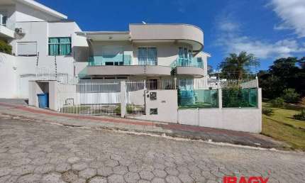 Casa com 4 quartos sendo 1 suíte + 2 Demi-Suítes no Bairro Itacorubi