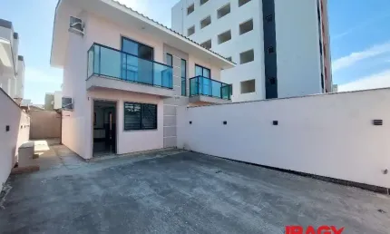Casa com 2 quartos para alugar na Rua Janete Marilda de Souza, 160, Nova Palhoça, Palhoça, 64 m2 por R$ 3.400