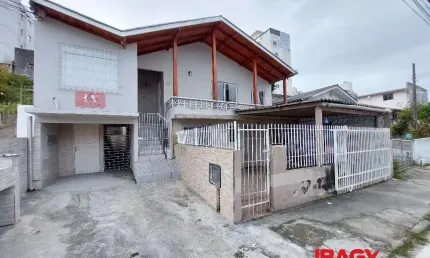 Apartamento com 1 quarto para alugar na Rua Fúlvio Vieira da Rosa, 64, Barreiros, São José, 45 m2 por R$ 1.600