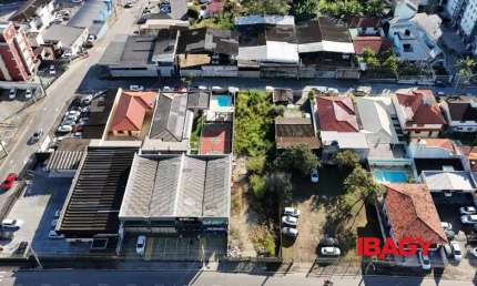 Terreno comercial para alugar na Rua João Amaral Rios, Praia Comprida, São José, 720 m2 por R$ 7.900