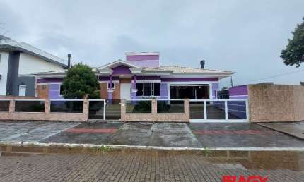 Excelente Casa 4 dormitório(s) em Praia de Fora - Palhoça
