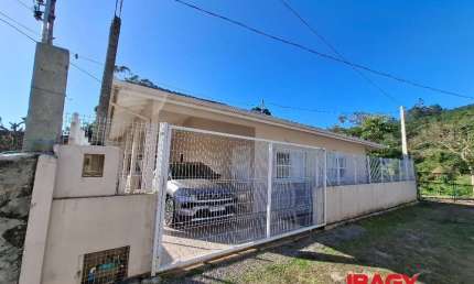 Casa com 3 quartos para alugar na Rua Fernando Osvaldo de Oliveira, 372, Cachoeira do Bom Jesus, Florianópolis
