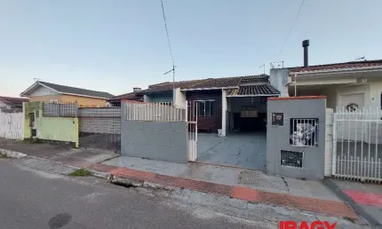 Casa com 2 quartos para alugar na Vila Real, 142, Forquilhas, São José