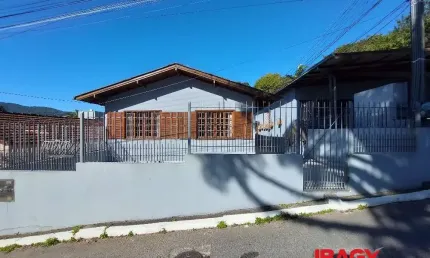 Excelente Casa 1 dormitório(s) em Córrego Grande - Florianópolis