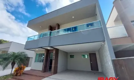 Casa em condomínio fechado com 4 quartos para alugar na Rua Monte Cambirela, 539, Praia de Fora, Palhoça