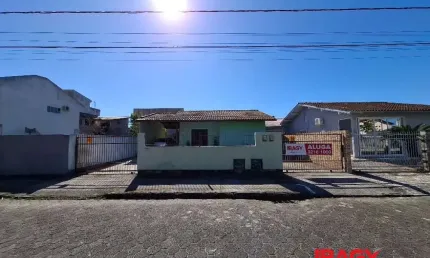 Casa com 2 quartos para alugar na Rua Maria Geraldina Ramos, 435, Carianos, Florianópolis