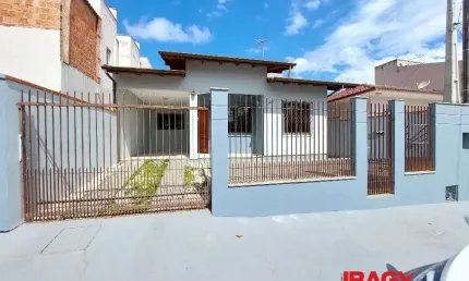 Casa com 3 quartos para alugar na Rua das Goiabeiras, 186, Madri, Palhoça, 97 m2 por R$ 3.200