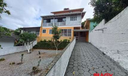 Casa com 2 quartos para alugar na Theodoro Francisco dos Santos, 392, Fazenda Santo Antônio, São José, 150 m2 por R$ 2.500