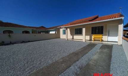 Casa com 3 quartos para alugar na Rua Eugênia Pereira Cardoso, 382, Aririu, Palhoça