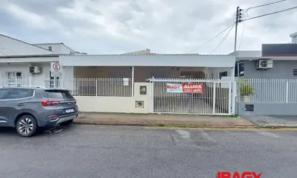 Casa com 3 quartos para alugar na Rua Capitão Pedro Leite, 11, Barreiros, São José, 130 m2 por R$ 5.100