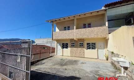 Casa com 2 quartos para alugar na Rua Lídio Tibúrcio Pires, 87, Trindade, Florianópolis, 40 m2 por R$ 2.500