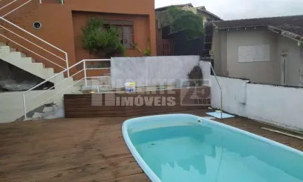 Casa à venda com 4 quartos no bairro Agronômica em Florianópolis