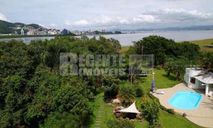 Casa á venda com 5 quartos no bairro João Paulo em Florianópolis.