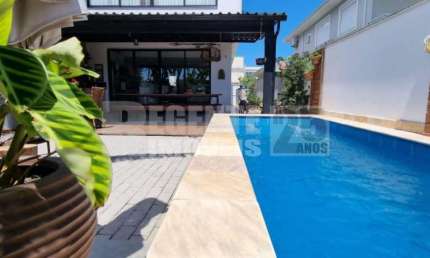 Casa à venda em condomínio na Cachoeira do Bom Jesus em Florianópolis