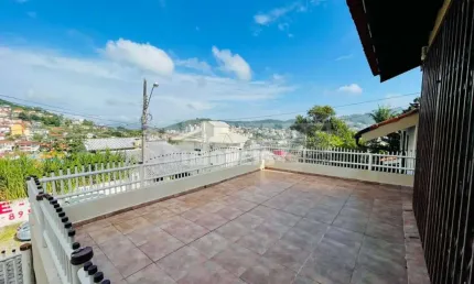 Casa com 4 dormitórios sendo 2 suítes Bairro Pantanal Florianópolis