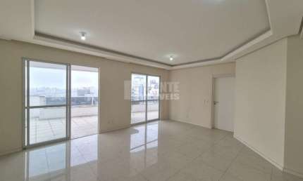Apartamento amplo com 169m², 3 quartos sendo 1 suíte.