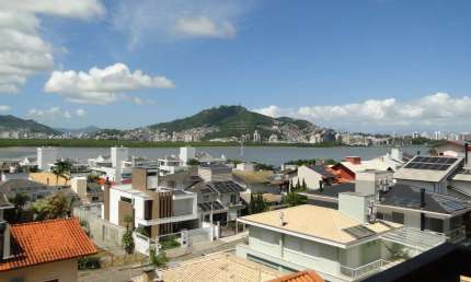 Casa com 4 dormitórios sendo 2 suítes em condomínio no bairro João Paulo em Florianópolis.