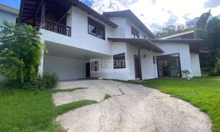 Ótima casa com 4 dormitórios para alugar no bairro Córrego Grande!