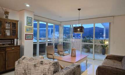 Incrível apartamento duplex com 4 dormitórios na Praia dos Açores!