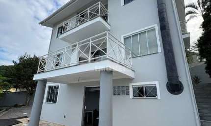 Excelente casa de alto padrão para locação no bairro Trindade!
