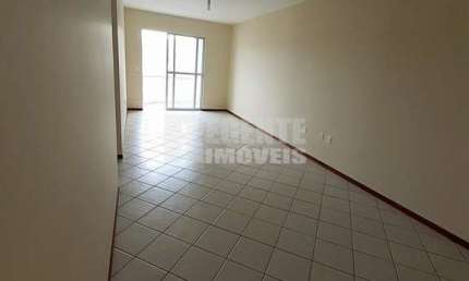 Apartamento com dois dormitórios sendo uma suíte no bairro Trindade em Florianópolis.