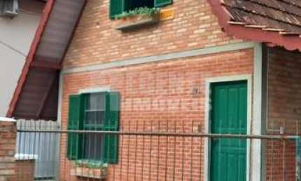 Ótima casa em estilo chalé com 2 dormitórios no bairro Campeche!
