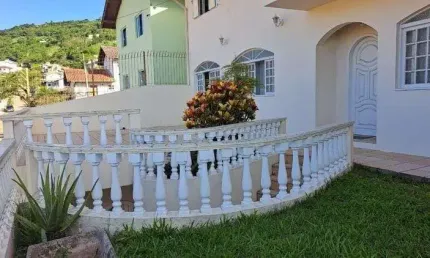 Casa com 10 quartos à venda na Rua Professora Maria do Patrocínio Coelho, 234, Pantanal, Florianópolis por R$ 2.100.000