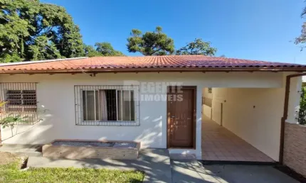 Casa com 3 dormitórios no bairro Pantanal, próxima da UFSC