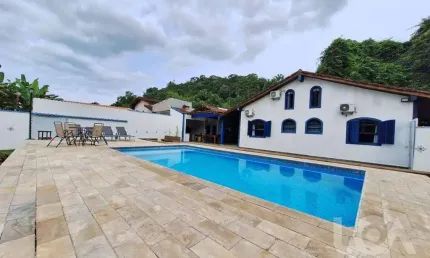 Casa com 4 dormitórios para alugar, 300 m² por R$ 5.050,00/mês - Massaguaçu - Caraguatatuba/SP