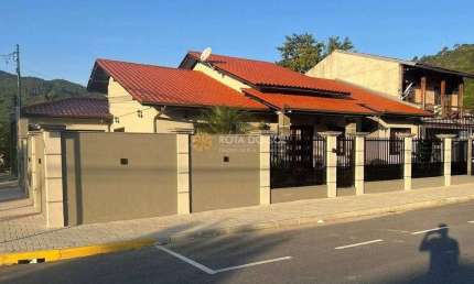 Casa mobiliada 4 quartos e 2 vagas no Centro de Porto Belo