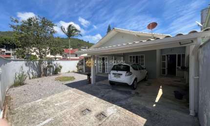 Casa 3 quartos a poucos metros do mar em Perequê Porto Belo