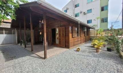 Casa mobiliada com 2 quartos e 2 vagas na Meia Praia