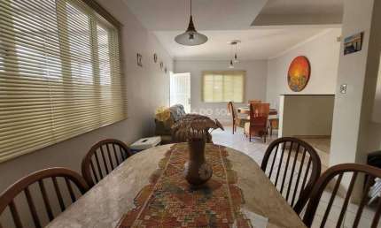 Casa mobiliada com 3 quartos e 3 vagas na Meia Praia Itapema