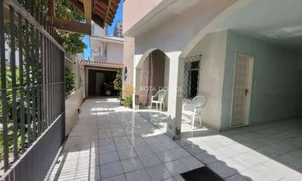 Casa mobiliada com 3 quartos e 3 vagas na Meia Praia