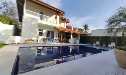 CASA DE ALTISSIMO PADRÃO DENTRO DE CONDOMINIO FECHADO.