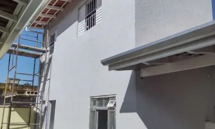 CASA COM 3 SUÍTES MAIS EDÍCULA A 100 METROS DA PRAIA DE MARANDUBA.