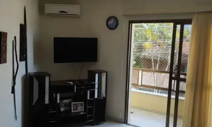 APARTAMENTO MOBILIADO COM 2 DORMITÓRIOS NO PEREQUE-AÇÚ.