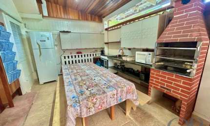 3 CASAS DE ESQUINA APENAS 100 METROS DA PRAIA DAS TONINHAS.