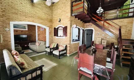 CASA COM 4 DORMITÓRIOS MAIS EDÍCULA E ÁREA GOURMET NO ITAGUÁ.