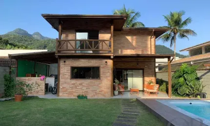 CASA DENTRO DE CONDOMINIO COM 3 DORMITÓRIOS NO HORTO.
