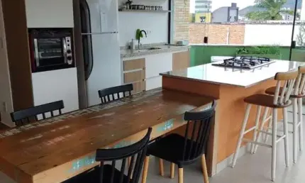 COBERTURA DUPLEX MOBILIADA COM 4 DORMITÓRIOS NO CENTRO.