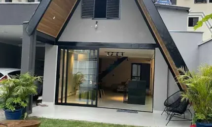 CASA MODERNA MOBILIADA COM 4 DORMITÓRIOS NO ITAGUÁ.